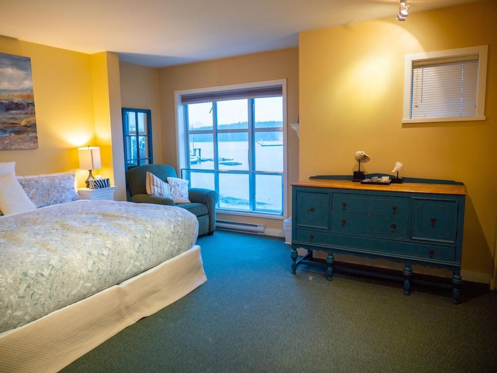 Apartament Waterfront View Of The Inlet, Short Walk To Town Tofino Zewnętrze zdjęcie
